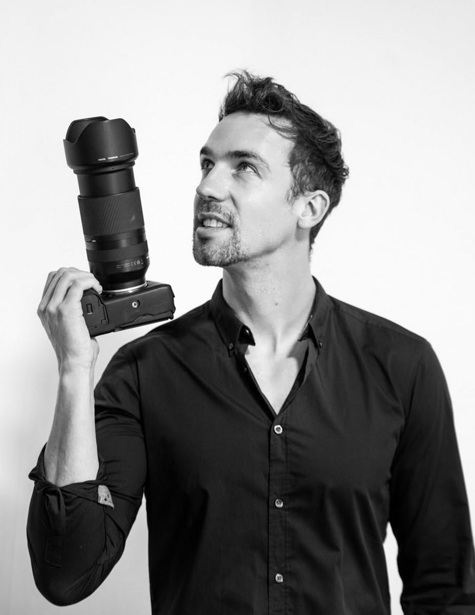 Jimmy, photographe, avec son appareil